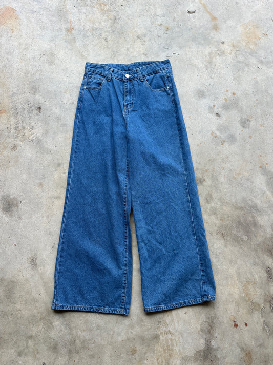 Wide legged baggy jeans (28x30)